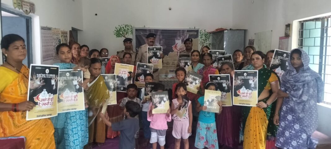 आंगनवाड़ी केंद्र में चला ‘नशे से दूरी है ज़रूरी 2.0’ अभियान, महिलाओं और बच्चों को किया जागरूक आंगनवाड़ी केंद्र में नशे से दूरी अभियान