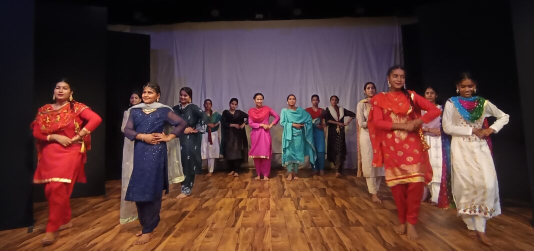 रंगमंच कार्यशाला कला उत्सव–2026 के समापन्न अवसर पर प्रस्तुति देते हुए। रंगमंच कार्यशाला कला उत्सव–2026
