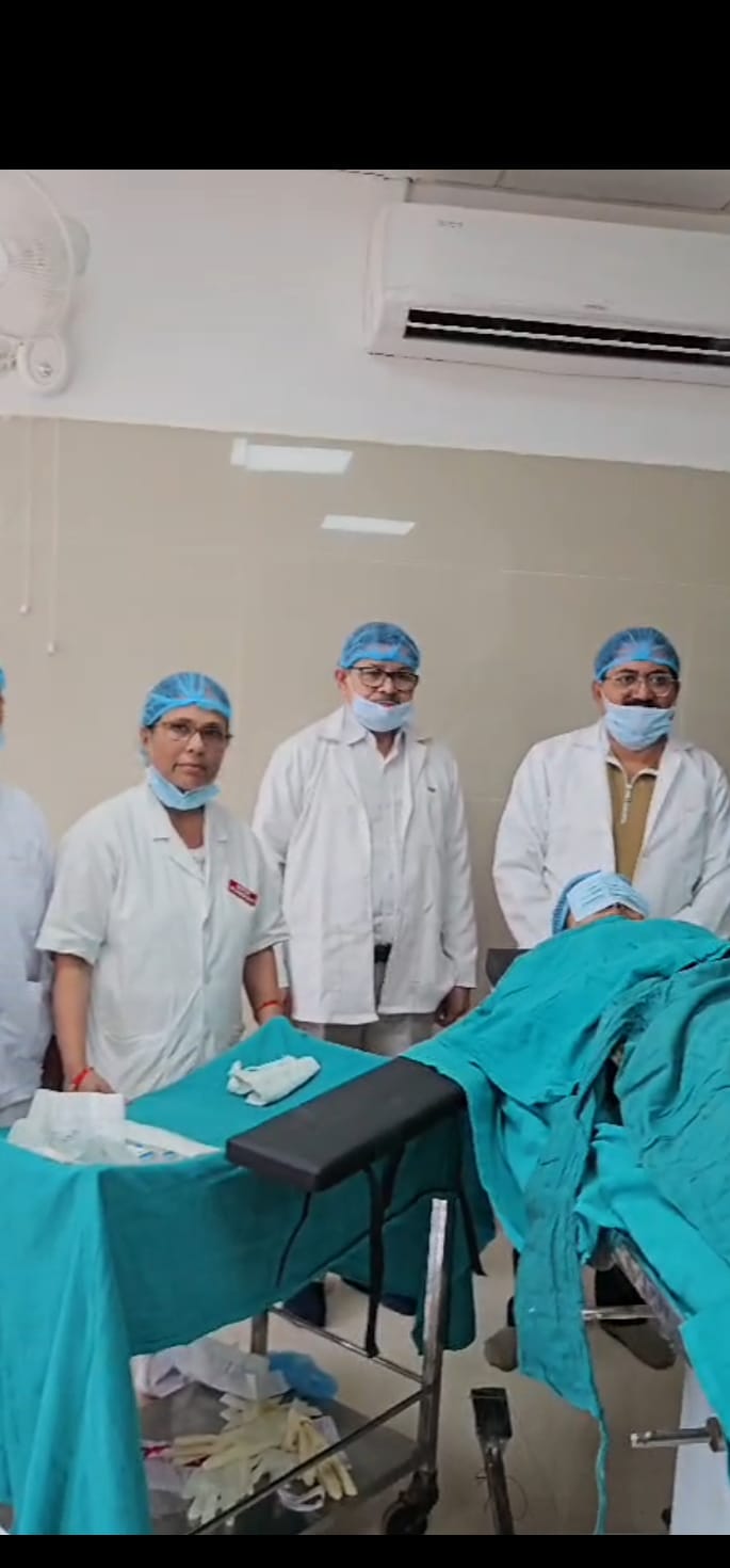 ऑपरेशन सफल की जानकारी देते डॉक्टर ने कहा, मरीज की हालत सुधर रही है ऑपरेशन सफल डॉक्टर की जानकारी