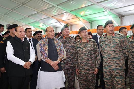 विजय दिवस समारोह के अवसर पर रक्षा मंत्री ने कारगिल युद्ध के नायकों को श्रद्धांजलि दी विजय दिवस समारोह के अवसर पर रक्षा मंत्री