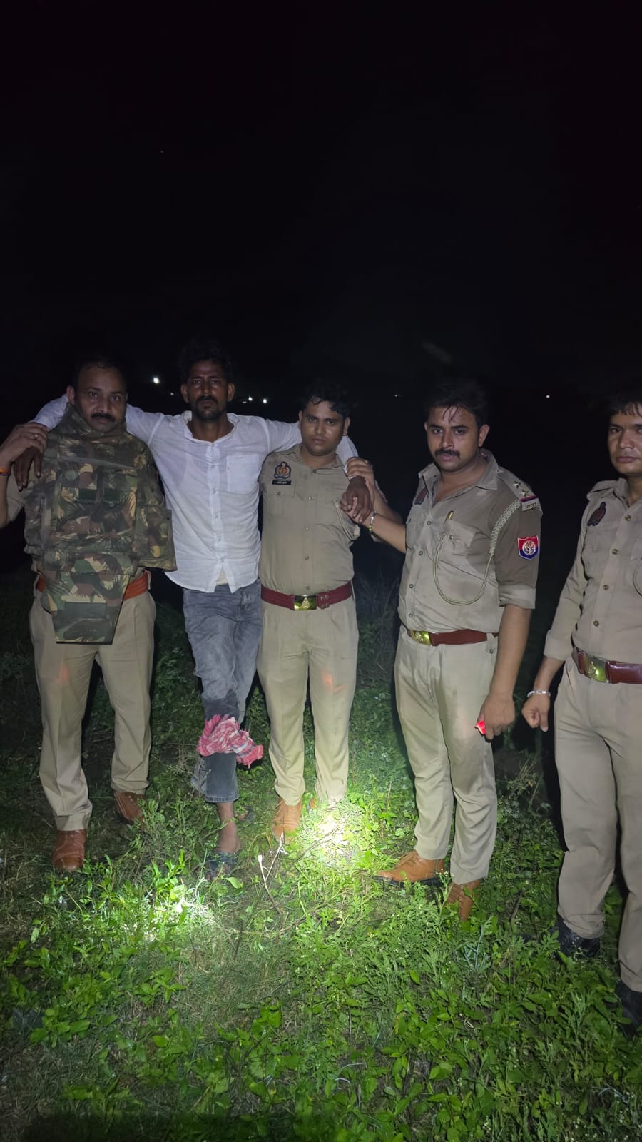 गिरफ्तार बदमाश को पुलिस ने किया गिरफ्तार, जानें पूरा मामला गिरफ्तार बदमाश की तस्वीर