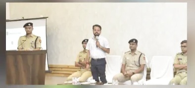 पुलिस अधिकारी सभा को संबोधित करते हुए अपने विचार रखते हैं पुलिस अधिकारी सभा को संबोधित करते हुए