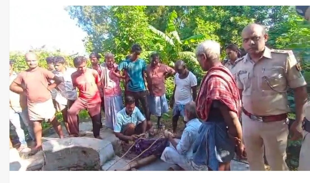घटनास्थल पर शव निकलते पुलिस व ग्रामीण की हड़कंप घटनास्थल पर शव निकलते पुलिस व ग्रामीण