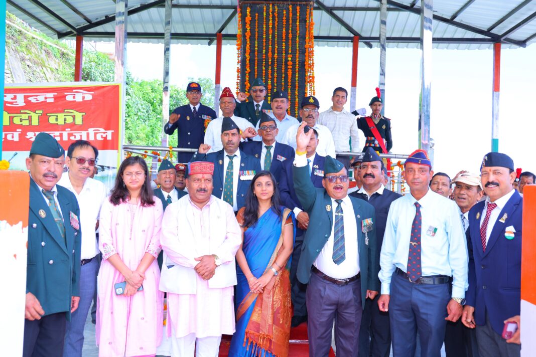 पौड़ी में कारगिल विजय दिवस के आयोजित कार्यक्रम के दौरान मौजूद सैनिक व अन्य सैनिकों के साथ कारगिल विजय दिवस की तस्वीर