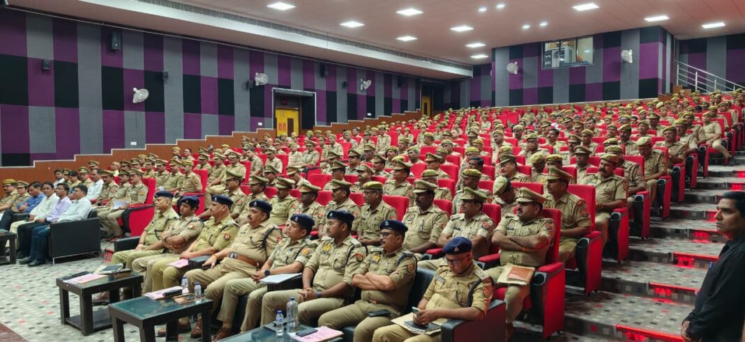 पूर्वांचल विश्वविद्यालय में राज्यपाल की आगमन को लेकर पुलिस को ब्रीफ करते हुए पुलिस अधीक्षक कुंवर अनुपम सिंह पूर्वांचल विश्वविद्यालय में राज्यपाल की आगमन को लेकर पुलिस को ब्रीफ करते हुए पुलिस अधीक्षक कुंवर अनुपम सिंह