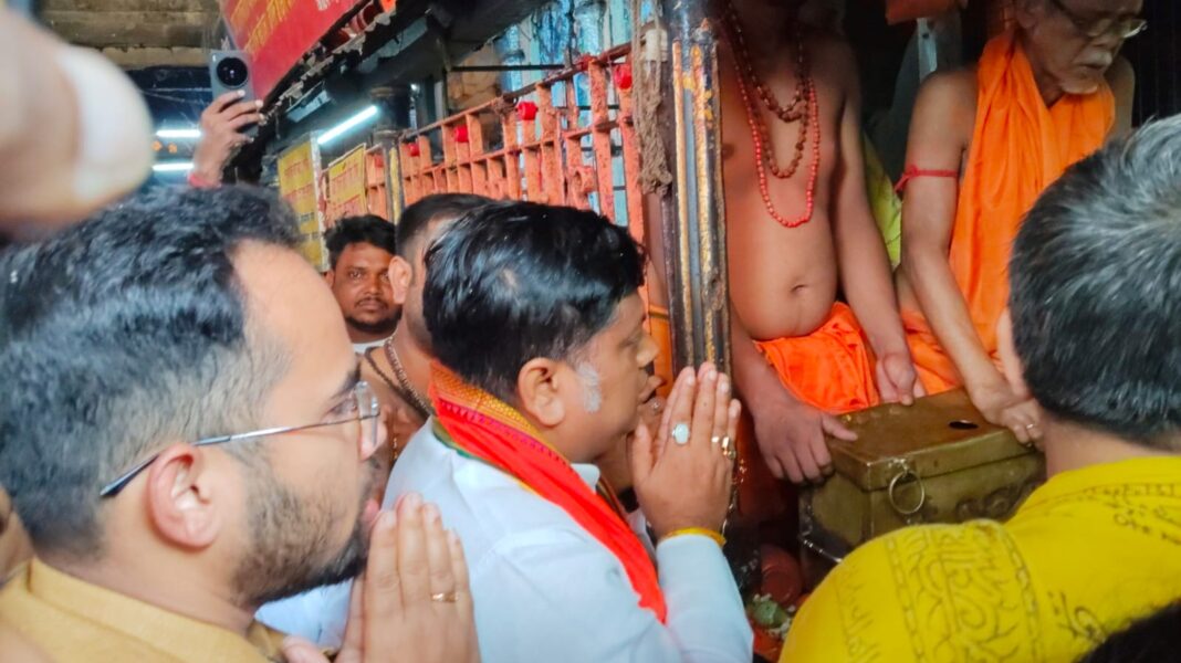 तारकेश्वर मंदिर में पूजा करते केंद्रीय मंत्री सुकांत मजूमदार केंद्रीय मंत्री सुकांत मजूमदार तारकेश्वर मंदिर में