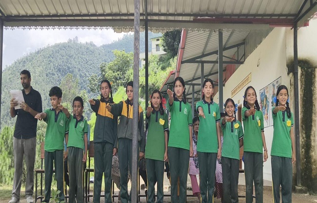 लंबगांव के कंडियाल गांव में छात्र संसद के पदाधिकारी शपथ लेते हैं लंबगांव के छात्र संसद के पदाधिकारी शपथ लेते हैं
