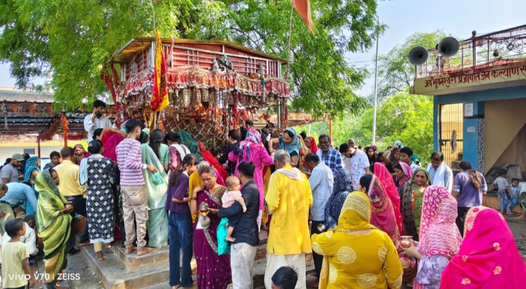 मंदिर में पूजा करते श्रद्धालु अपनी भक्ति में डूबे हुए हैं श्रद्धालु मंदिर में पूजा करते हुए