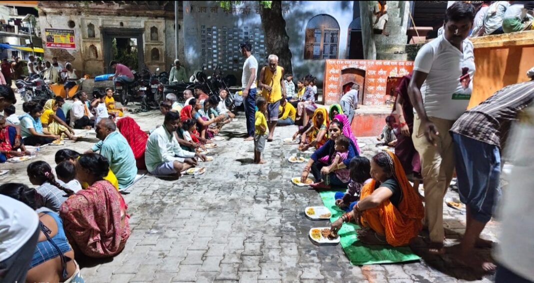 मंदिर परिसर में प्रसाद खाने की परंपरा मंदिर परिसर में प्रसाद खाने की परंपरा