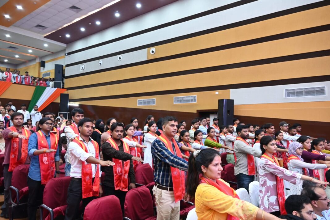 पूर्वांचल विश्वविद्यालय दीक्षांत समारोह के पूर्व अभ्यास के दौरान छात्र शपथ लेते हुए पूर्वांचल विश्वविद्यालय दीक्षांत समारोह का दृश्य