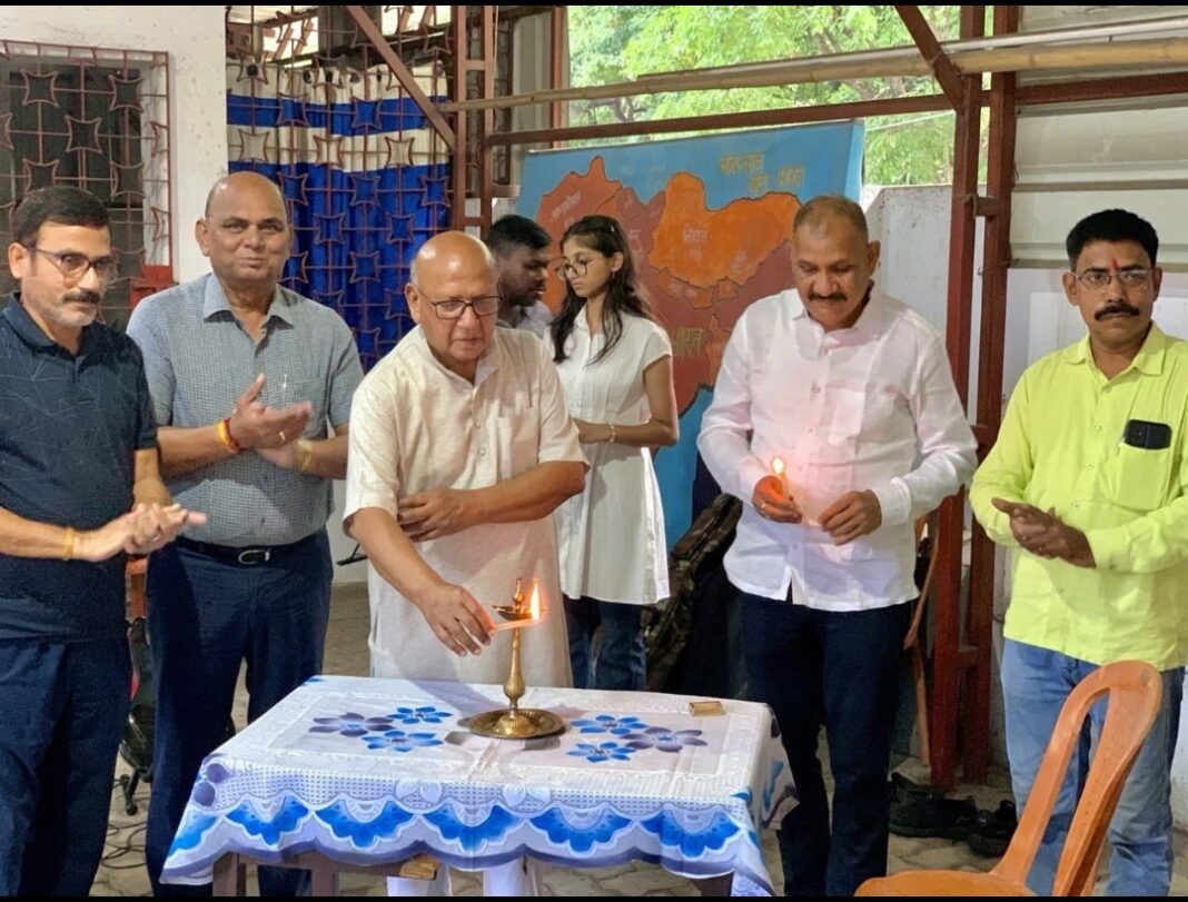 संगीत प्रशिक्षण केंद्र का उद्घाटन करते हुए सरयू राय ने किया भव्य आयोजन सरयू राय संगीत प्रशिक्षण केंद्र उद्घाटन
