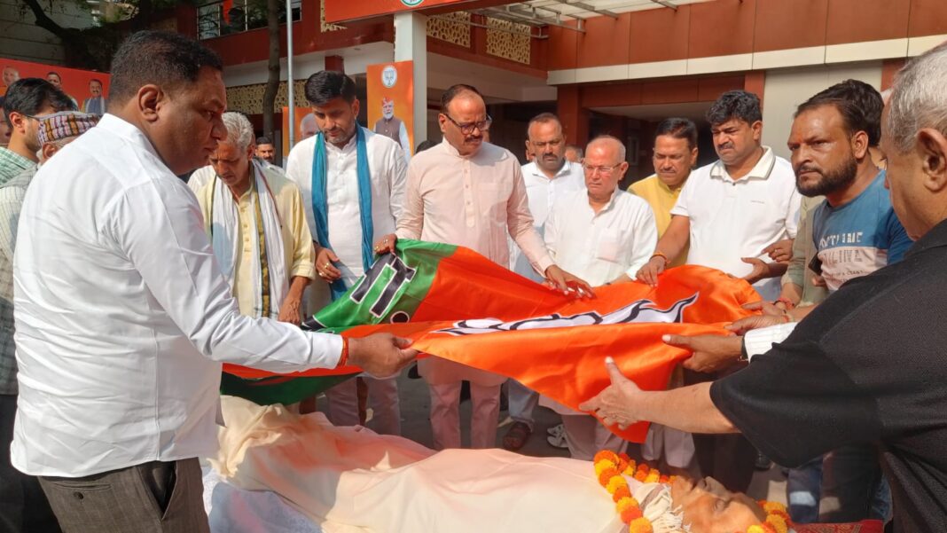 स्व जय प्रकाश चतुर्वेदी के पार्थिव शरीर पर भाजपा का झंडा चढ़ाते हुए भाजपा नेता जय प्रकाश चतुर्वेदी सम्मान