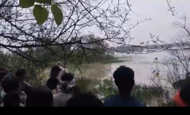 माके पर लाेगाे का हुजुम वीडियो