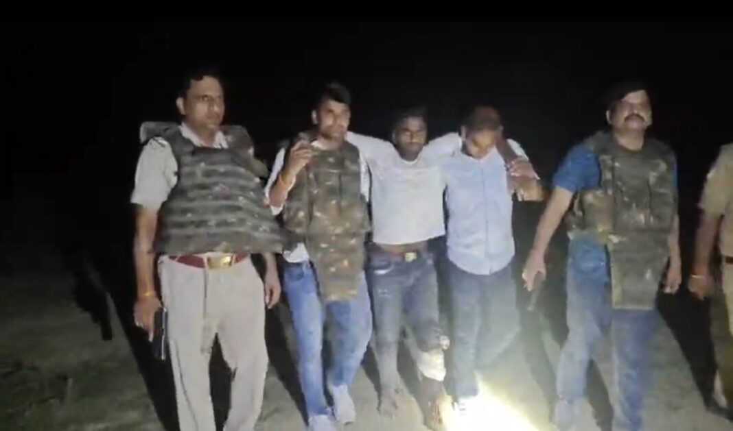 घायल बदमाश को ले जाते हुए पुलिस की टीम कार्रवाई में जुटी हुई है घायल बदमाश को पुलिस की टीम ले जाते हुए