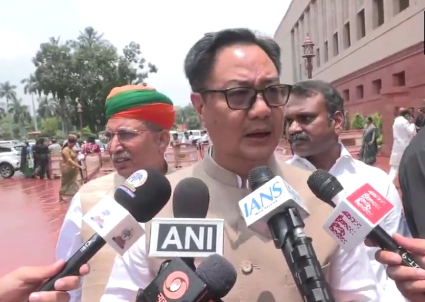 किरेन रिजीजू निर्णय लेते हुए