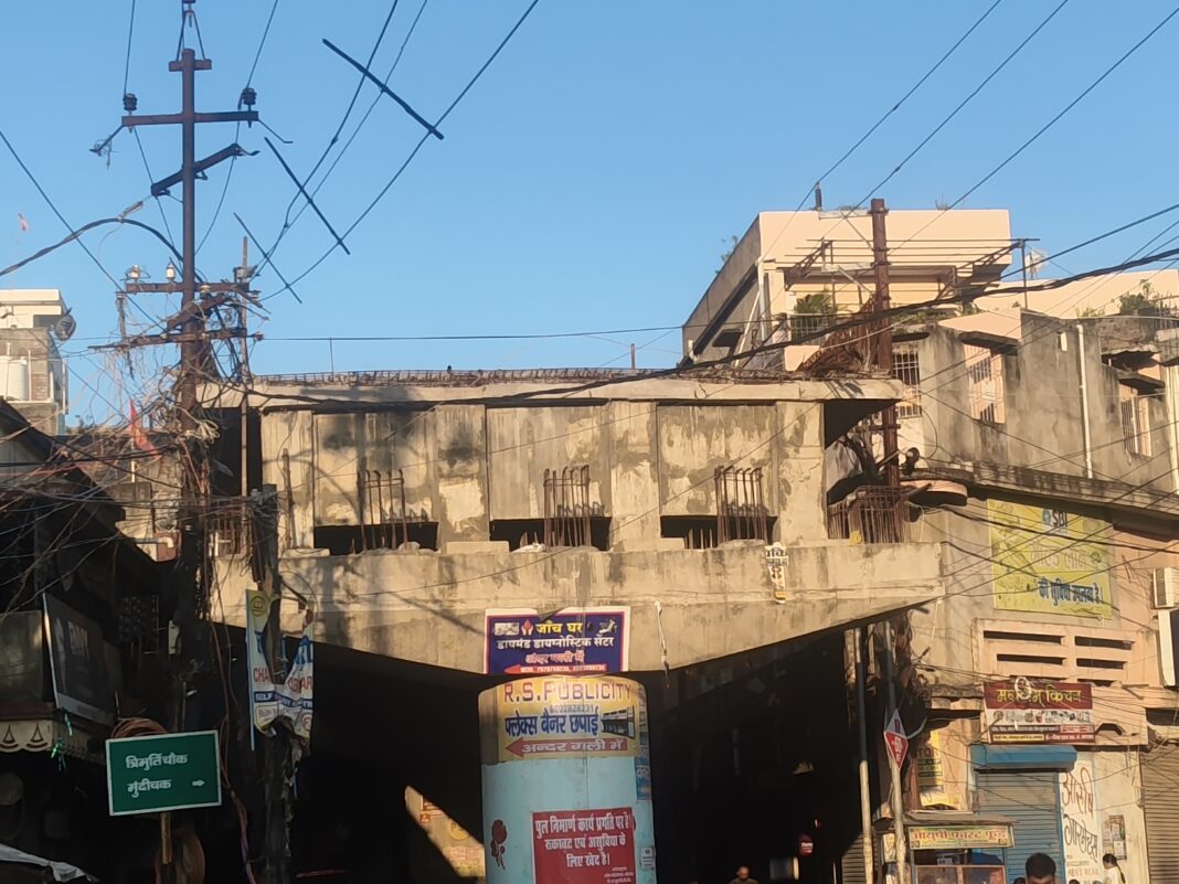 निर्माणाधीन ओवरब्रिज का काम तेजी से चल रहा है निर्माणाधीन ओवरब्रिज का काम चल रहा है