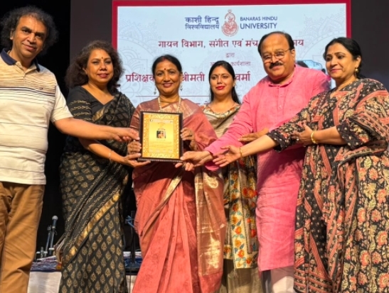 सम्मान प्राप्त करती हुई सरोज वर्मा की जीवनी सरोज वर्मा सम्मान प्राप्त करती हुई
