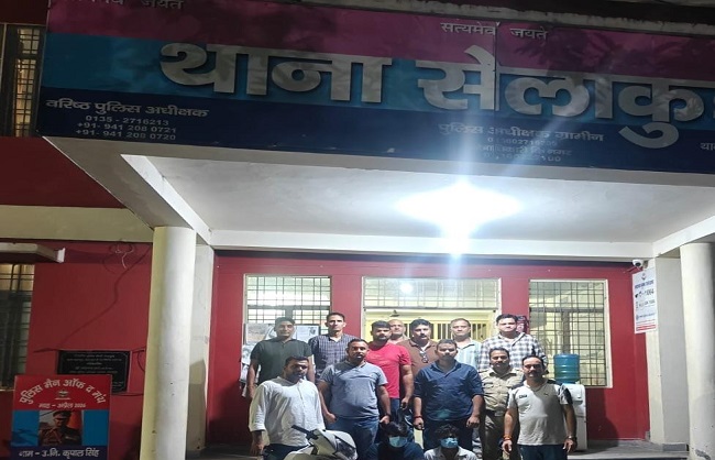 पुलिस हिरासत में तस्कर गिरफ्तार