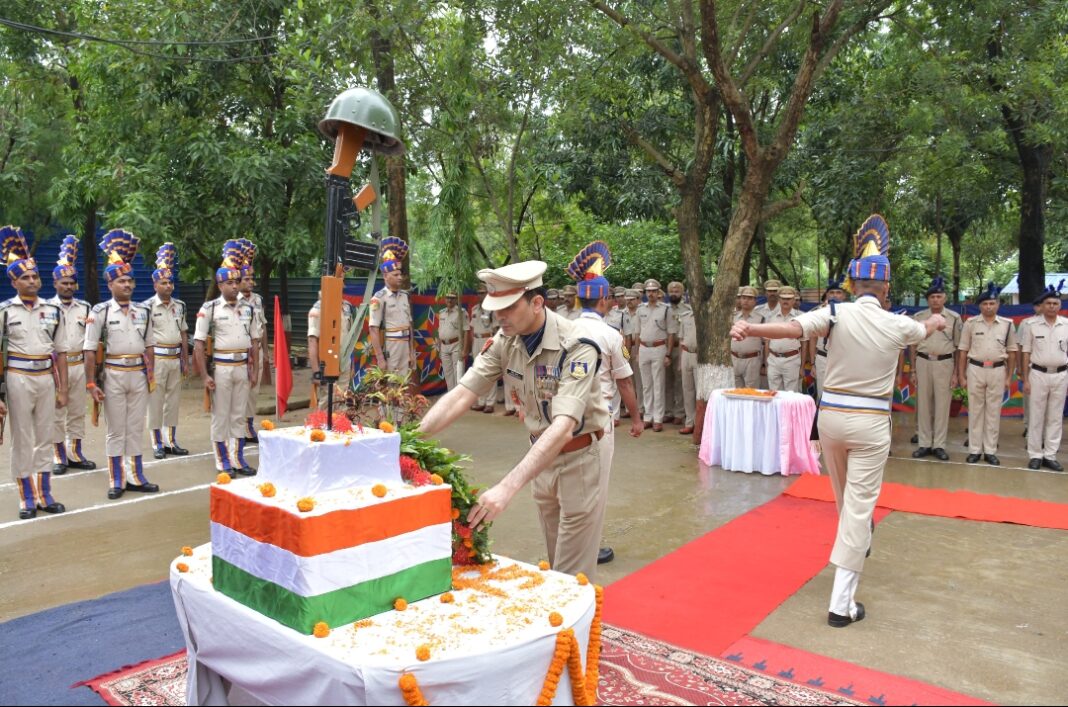 सीआरपीएफ के स्थापना दिवस पर कमांडेंट मनोज डंग ने शहीदों को श्रद्धांजलि दी सीआरपीएफ कमांडेंट मनोज डंग शहीदों को श्रद्धांजलि देते हुए