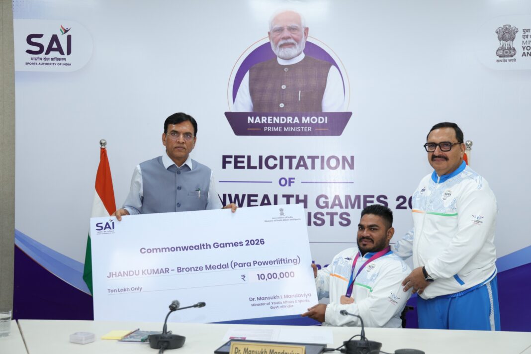 खेल मंत्री ने सीडब्ल्यूजी कांस्य पदक विजेता झंडू कुमार को सम्मानित किया खेल मंत्री झंडू कुमार को सम्मानित करते हुए
