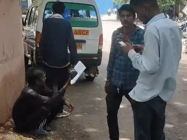 पुलिस ने शव को पोस्टमार्टम के लिए भेज दिया है पुलिस शव पोस्टमार्टम की जांच चल रही है