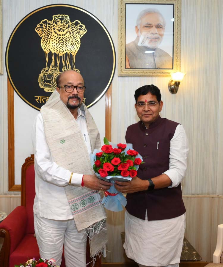 राज्यपाल रमेन डेका से मंत्री टंक राम वर्मा ने सौजन्य भेंट की राज्यपाल रमेन डेका से मंत्री टंक राम वर्मा ने सौजन्य भेंट की