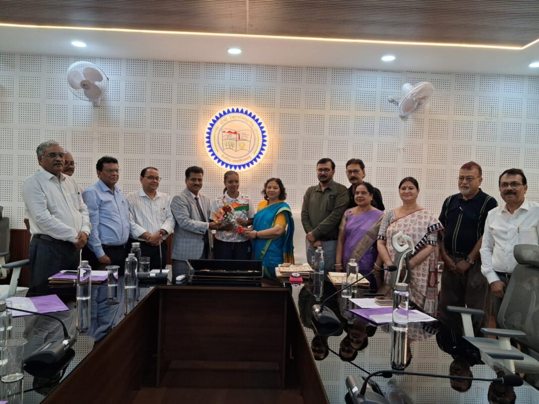 अंजना कुमारी महतो का उत्साहवर्द्धन करतीं कुलपति अंजना कुमारी महतो का उत्साहवर्द्धन