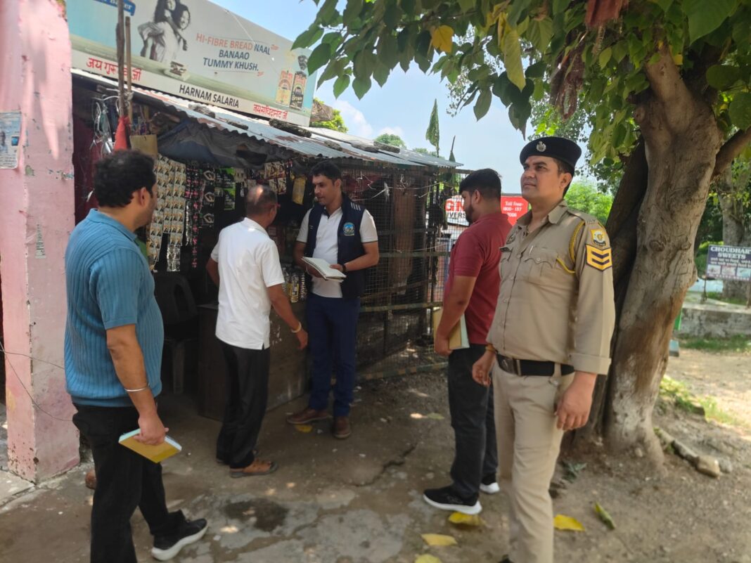 पुलिस दुकानों में चेकिंग करते हुए
