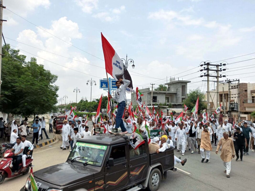 प्रदर्शन करके लघु सचिवालय पहुंचते किसान, सरकार के निर्देशों का पालन करने में असमर्थ किसान लघु सचिवालय पहुंचते हैं