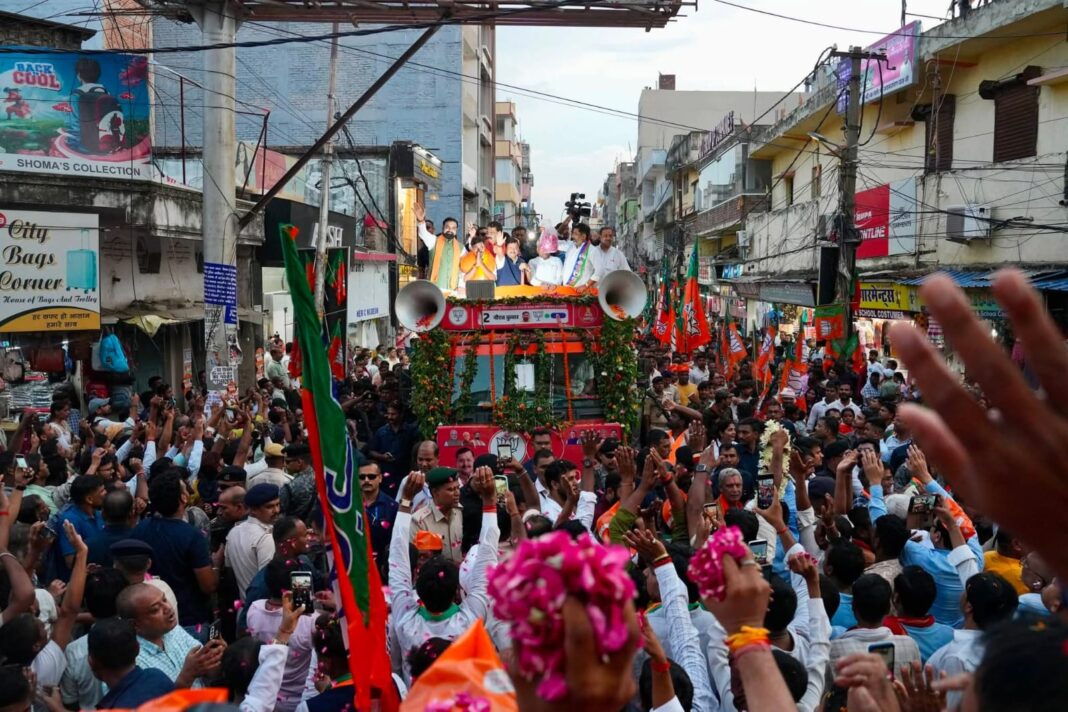 भाजपा का रोड शो कार्यक्रम में भारी भीड़ से भरा था शहर भाजपा का रोड शो शहर में आयोजित