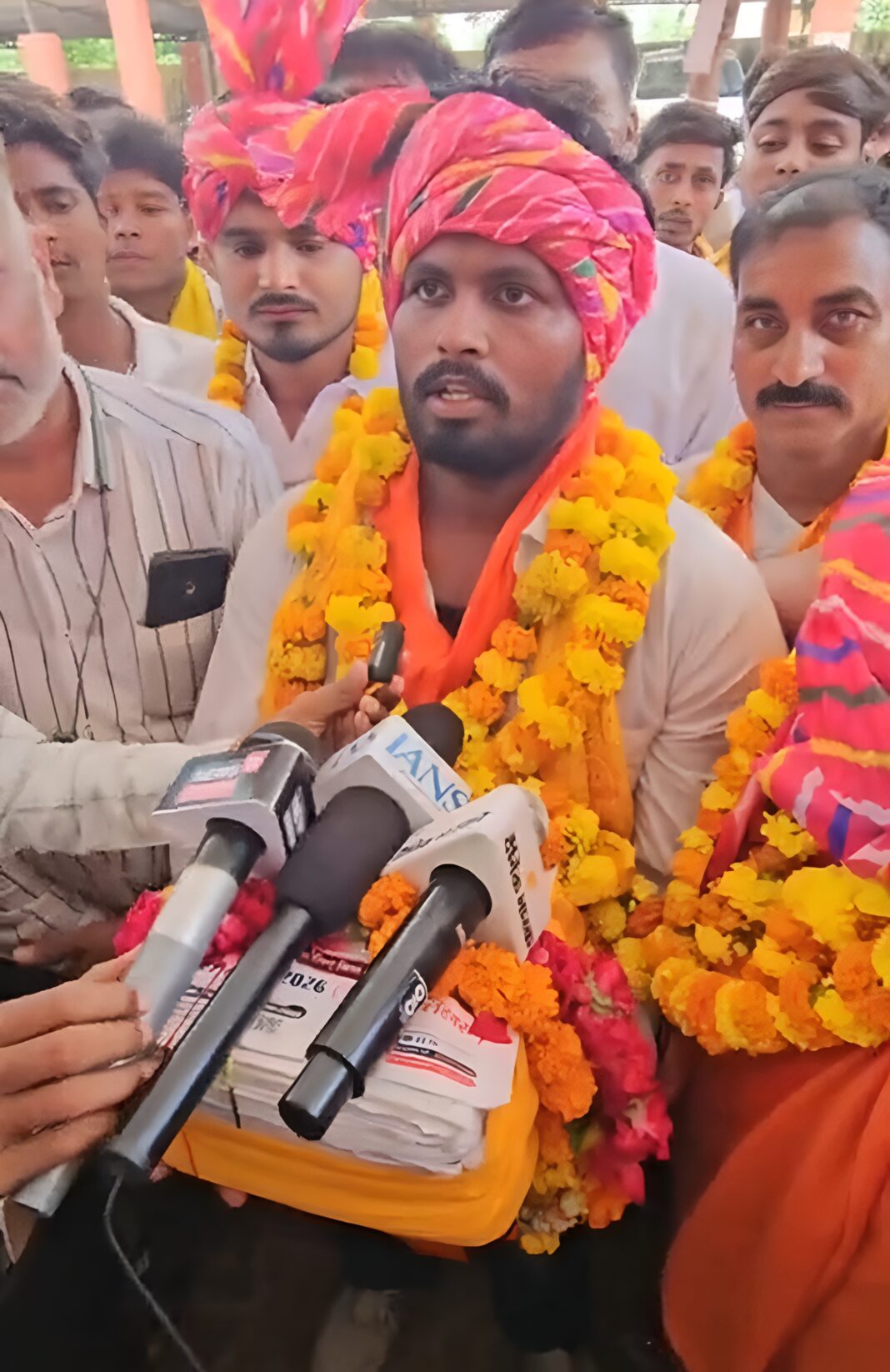 गौ रक्षकों की रैली शहर में