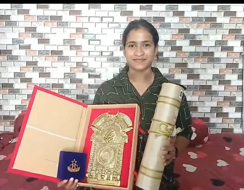 छत्तीसगढ़ के राजनांदगांव की बेटी ज्ञानेश्वरी मेडल के साथ छत्तीसगढ़ की गर्ल ज्ञानेश्वरी