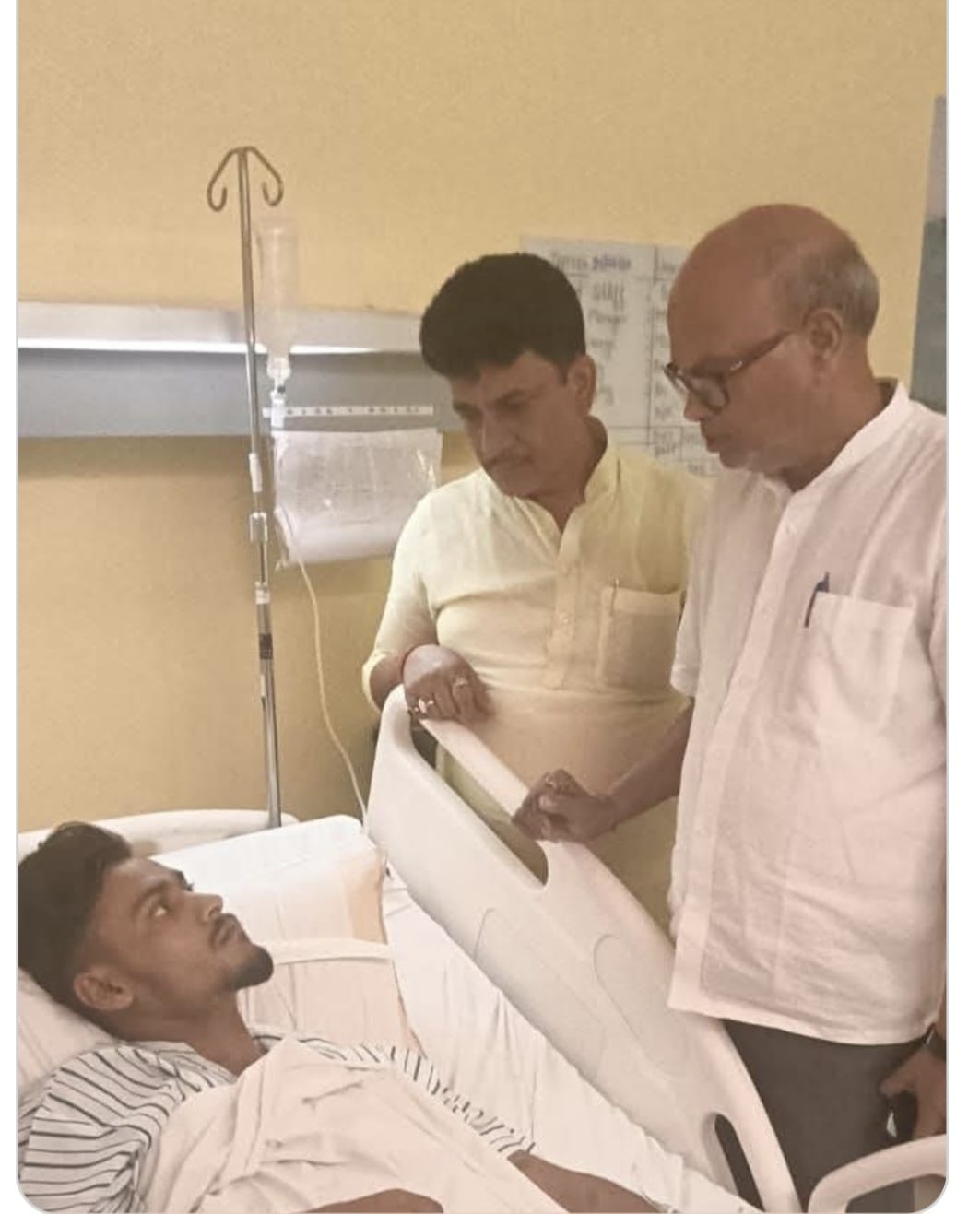 घायल छात्र का हाल-चाल जानते काँग्रेस अध्यक्ष काँग्रेस अध्यक्ष जानते छात्र का हाल-चाल