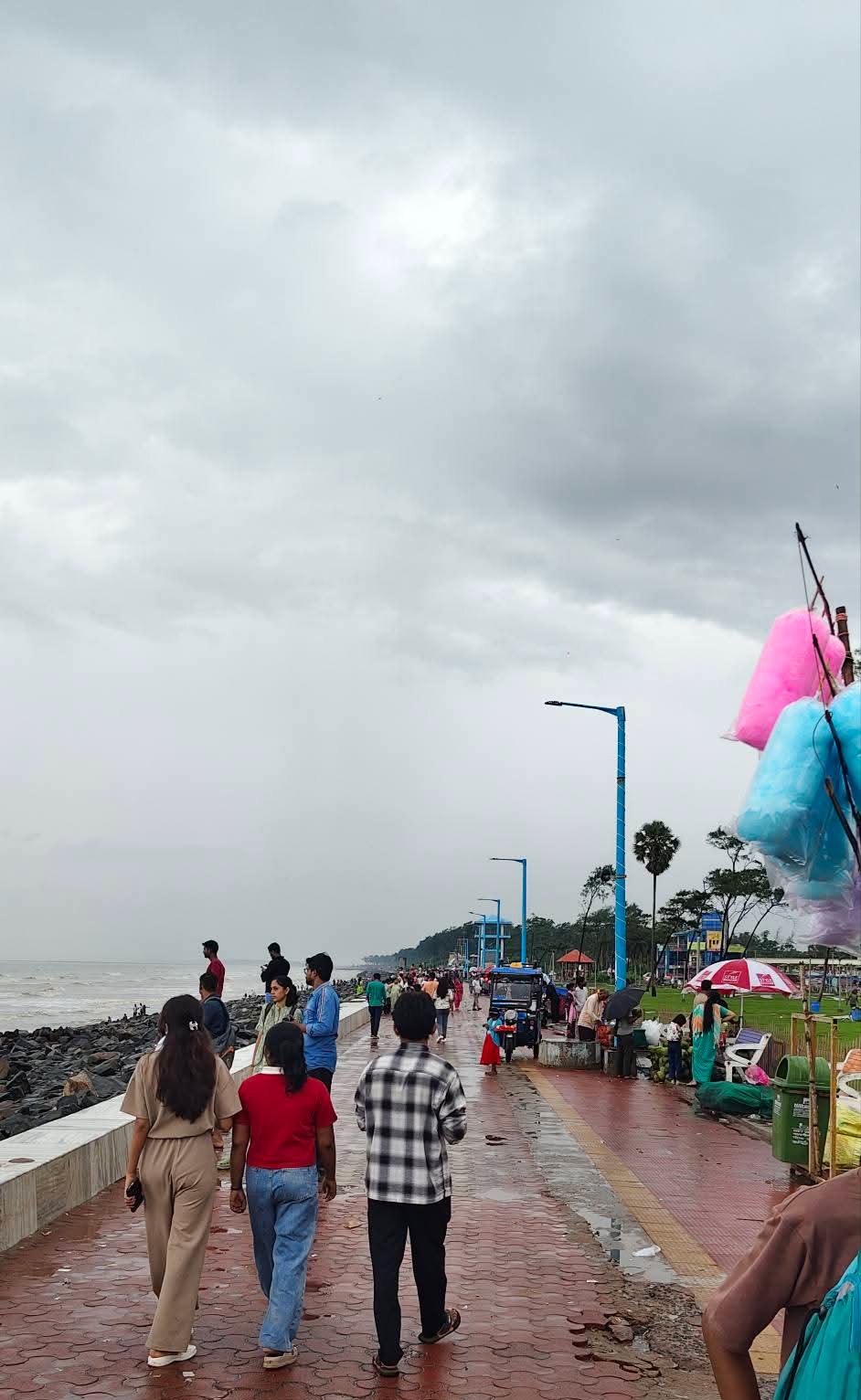 दीघा समुद्र तट पर पर्यटकों का आनंद