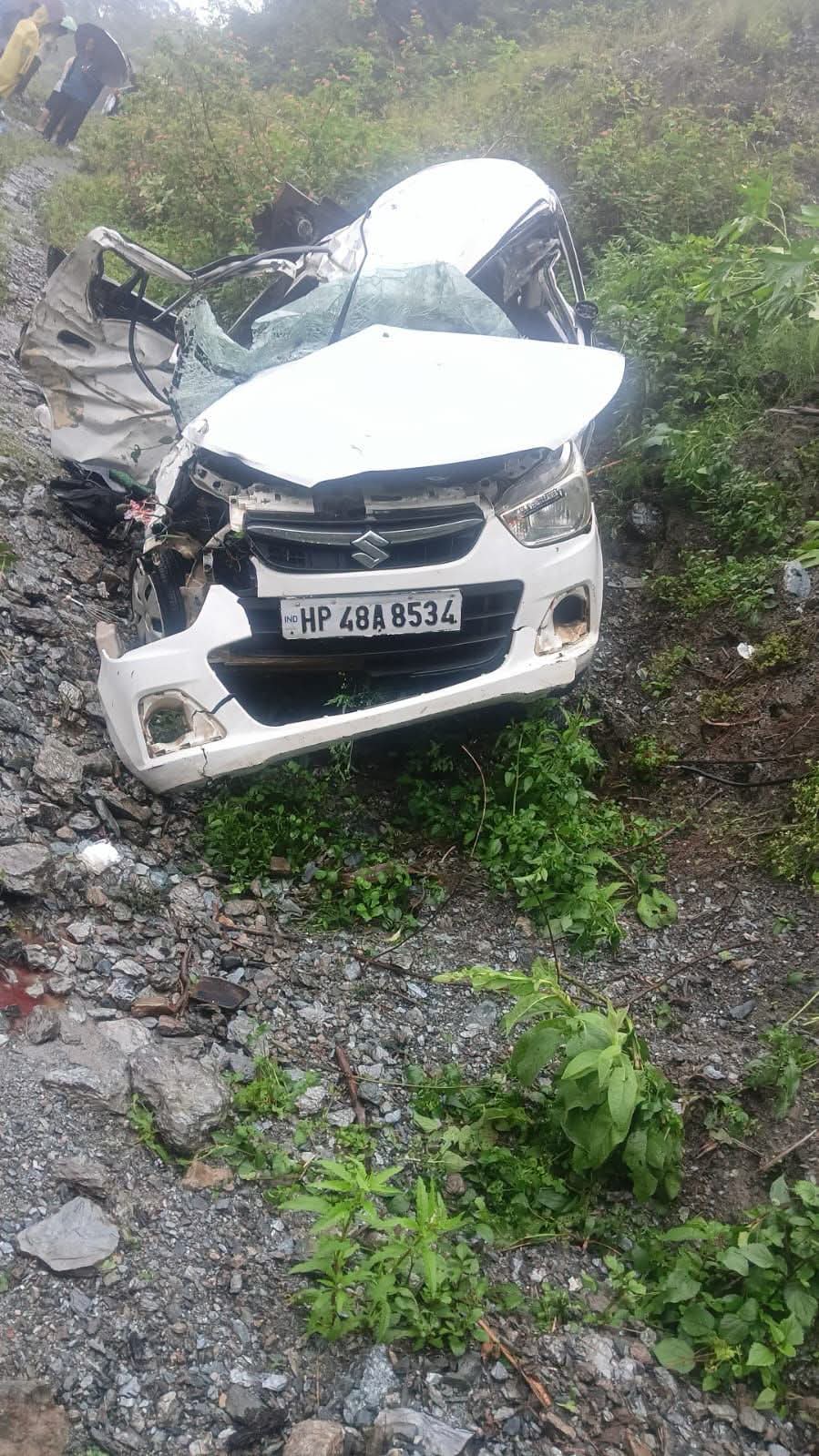 दुर्घटनाग्रस्त कार में घायल लोग