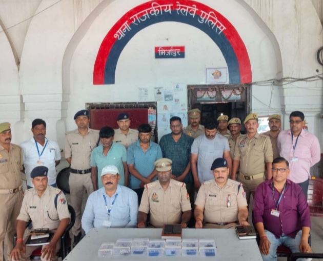 गिरफ्तार सासी गैंग के सदस्यों के साथ जीआरपी पुलिस टीम