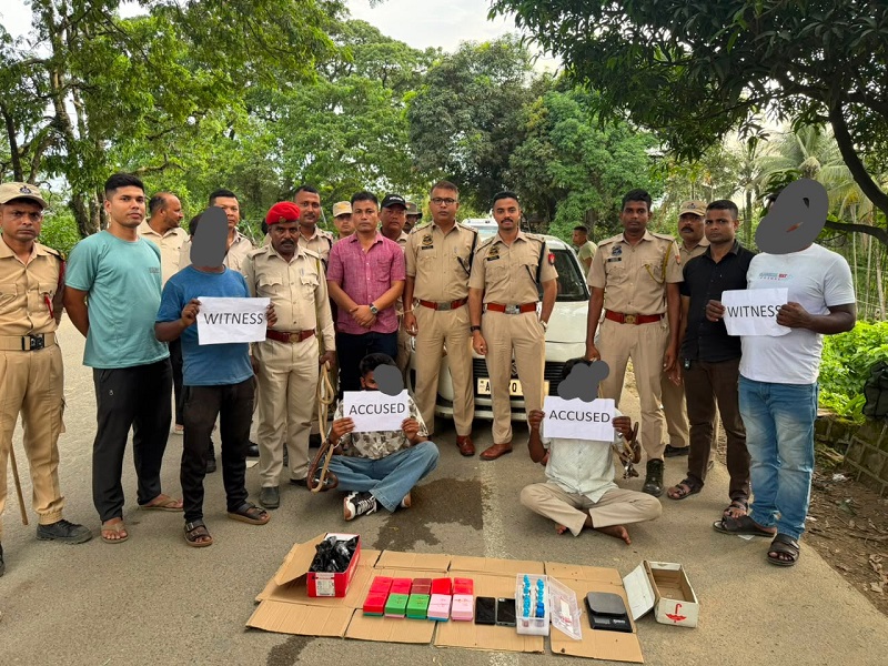 काटीगोरा में बरामद 124 ग्राम संदिग्ध हेरोइन के साथ गिरफ्तार दो आरोपितों की तस्वीर। काटीगोरा में हेरोइन बरामद, गिरफ्तार