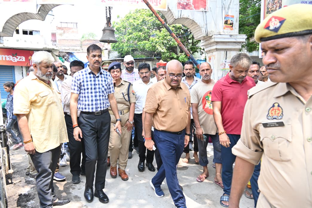 निरीक्षण के दौरान जिलाधिकारी जितेंद्र प्रताप सिंह ने की जांच जिलाधिकारी जितेंद्र प्रताप सिंह निरीक्षण