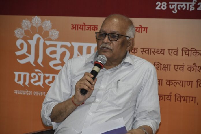 श्रीराम तिवारी पत्रकार वार्ता में