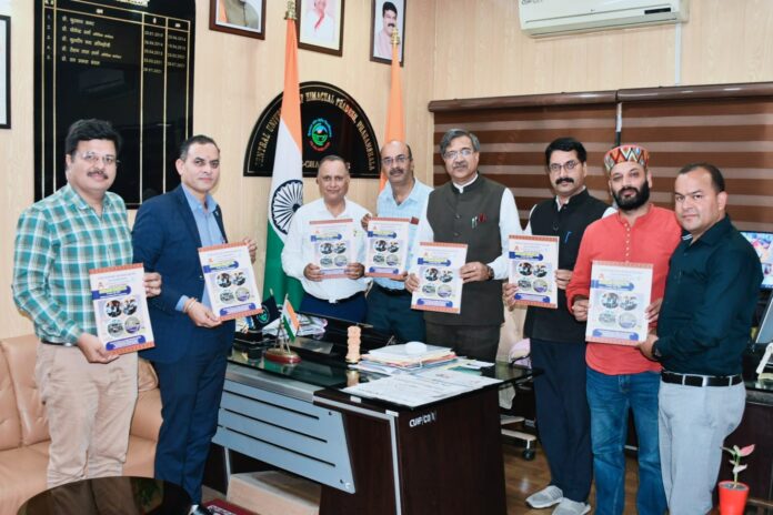 कुलपति नई प्रॉस्पेक्टस का विमोचन करते हुए