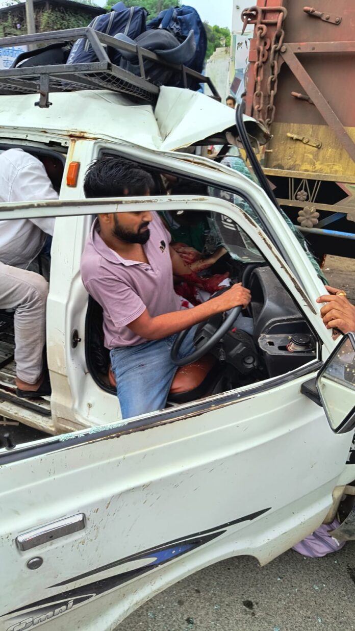 वैन दुर्घटना में घायल लोग