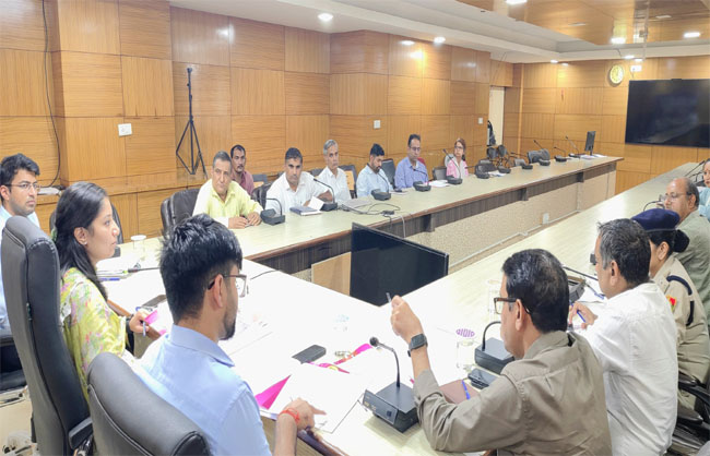अधिकारियों की बैठक लेती उपायुक्त अनुपमा अंजली अधिकारियों की बैठक लेती उपायुक्त अनुपमा अंजली