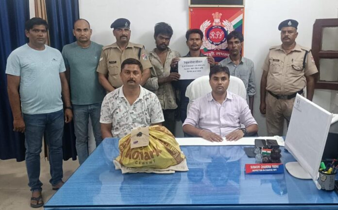 गिरफ्तार आरोपियों के साथ आरपीएफ के अधिकारी गिरफ्तार आरोपियों के साथ आरपीएफ के अधिकारी