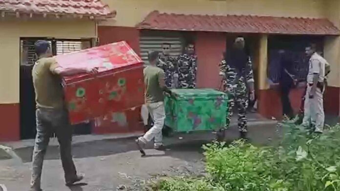 कारोबारी के घर छापेमारी का दृश्य