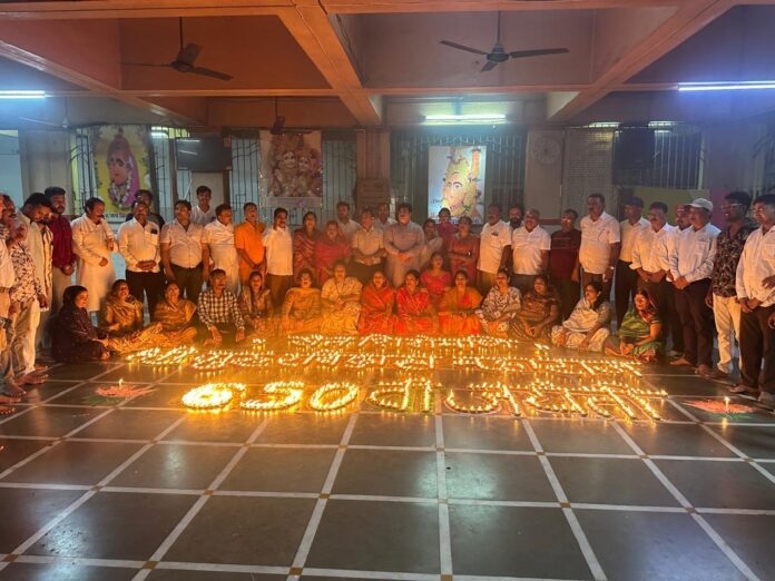 भाजपा कार्यकर्ता दीप प्रज्वलित करते हुए भाजपा कार्यकर्ता दीप प्रज्वलित करते हुए