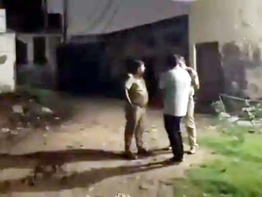 शव मिलने के बाद पुलिस जांच करती है शव मिलने के बाद पुलिस जांच करती है