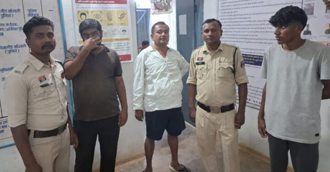 ऑनलाइन सट्टा चलाने वाले तीन आरोपित ऑनलाइन सट्टा चलाने वाले तीन आरोपित