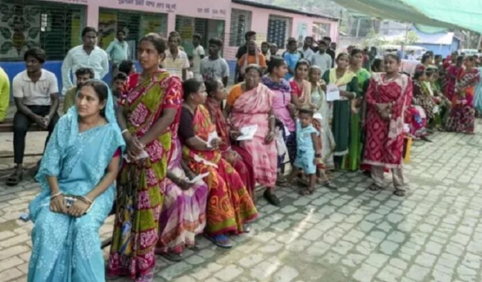 मतदान के लिए लोग लाइन में खड़े हैं
