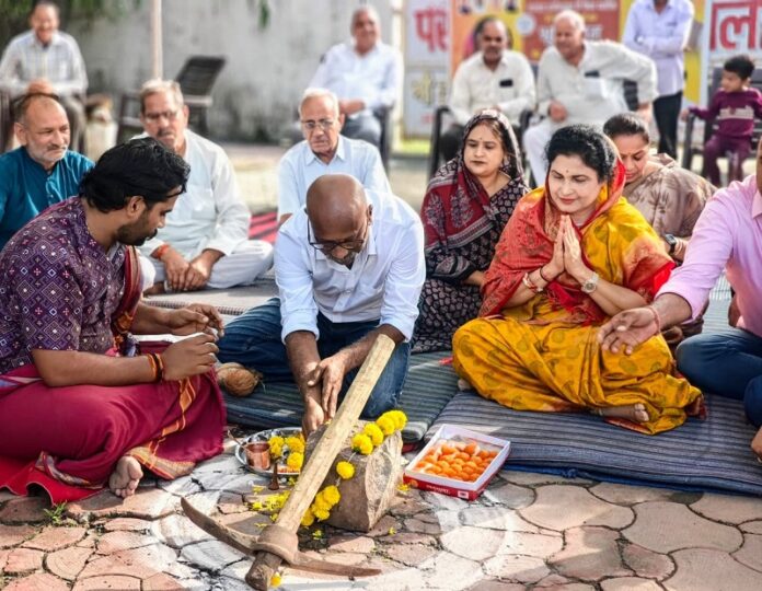 विकास कार्यों का भूमिपूजन समारोह में मुख्यमंत्री विकास कार्यों का भूमिपूजन समारोह में मुख्यमंत्री