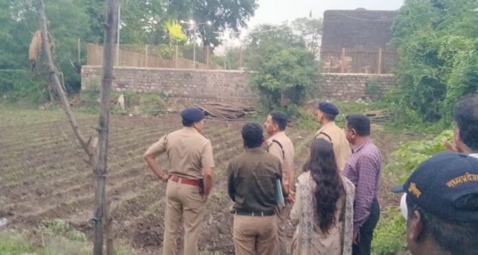 भोजशाला जमीन का जायजा लेते अधिकारी